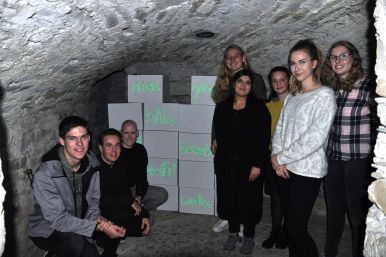 Sie widmen ihre Lichtinstallation den am 9. November 1918 verschleppten jüdischen Männern aus Salzkotten (von links nach rechts): Christian Hölscher, Nicola David Niggemeier, Maike Polonyi, Nuria Claes, Sherin Tuncel, Eva Kondopulo, Michelle Wessel und  Maike Fischer von der Gesamtschule Salzkostten.